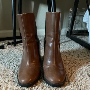 light brown patent leather boots 👢